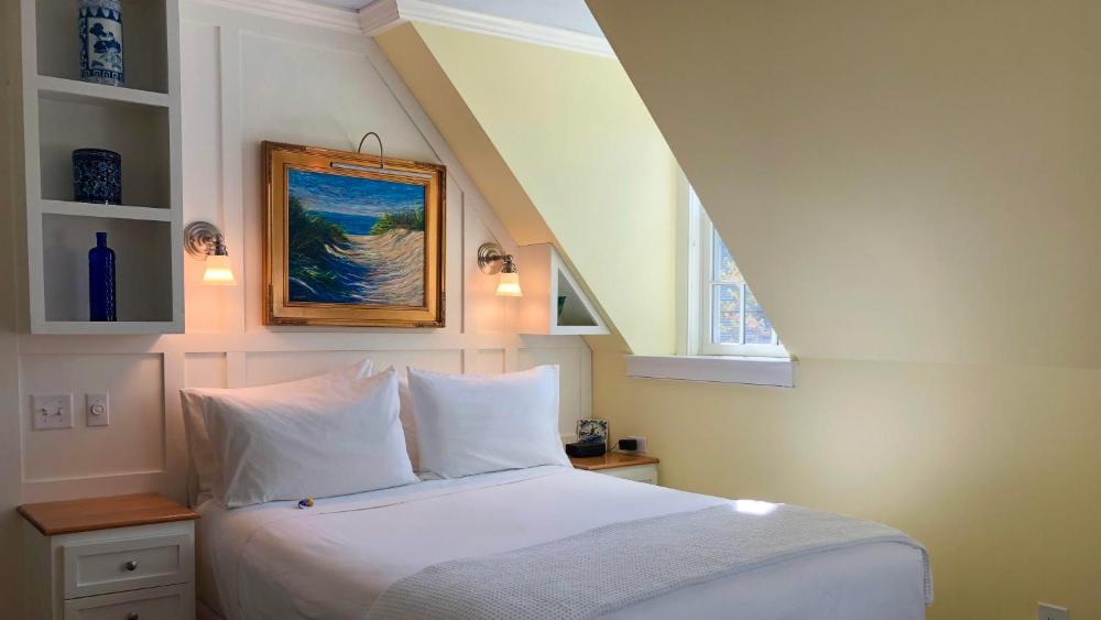 Queen Room with Spa Bath interior