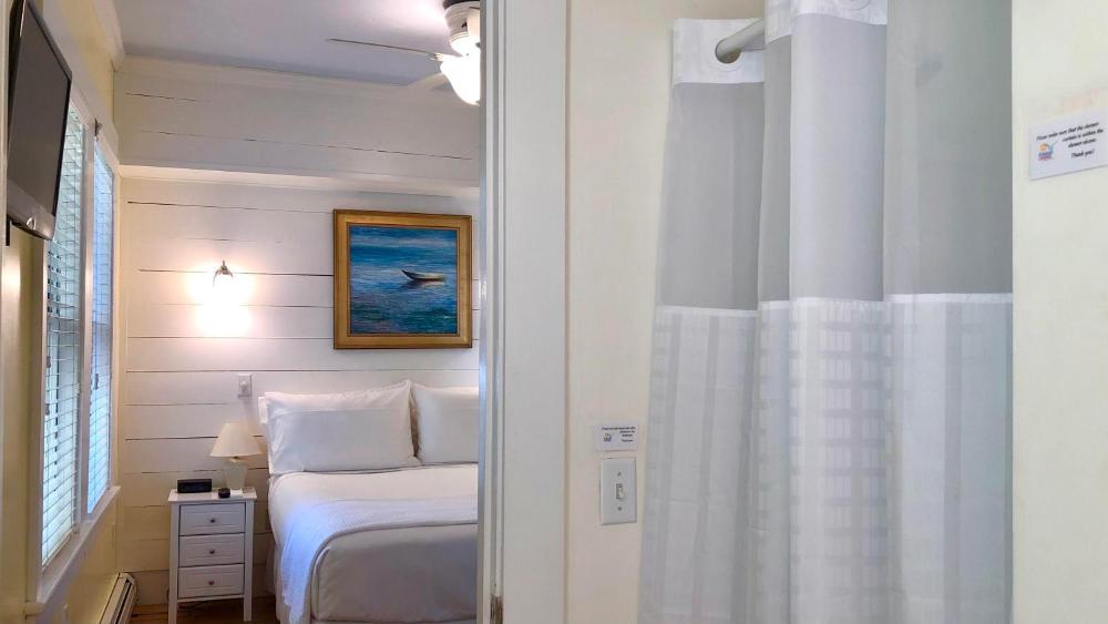Standard Queen Room interior