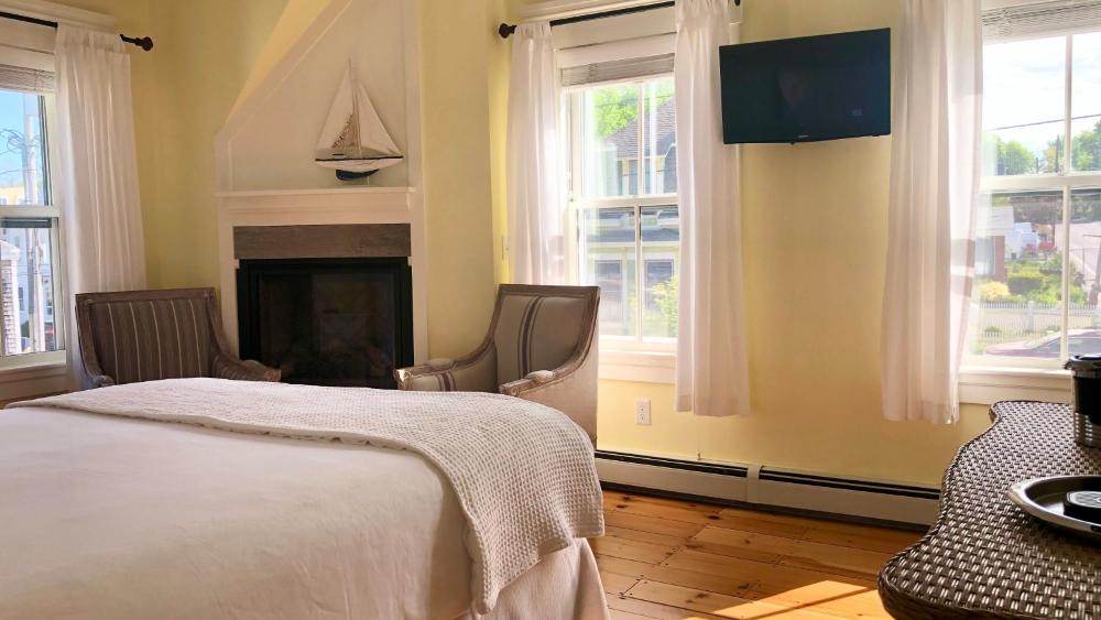 Queen Suite with Spa Bath interior